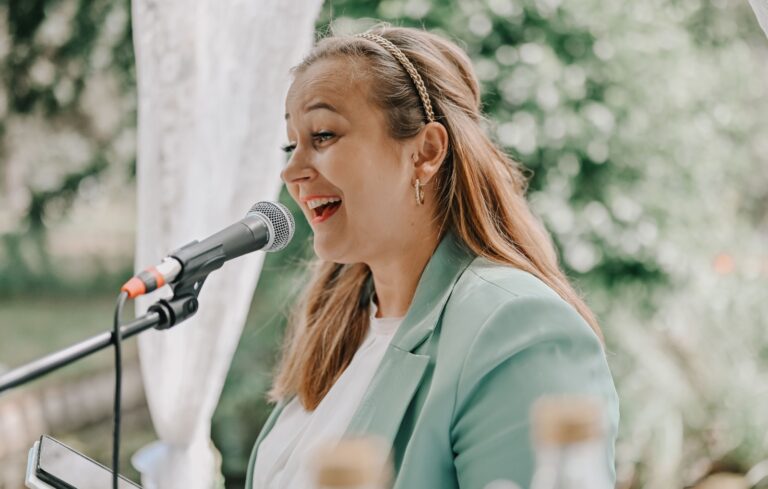 Jennifer Bär - Freie Traurednerin für romantische und elegante Hochzeiten in Potsdam und Umgebung